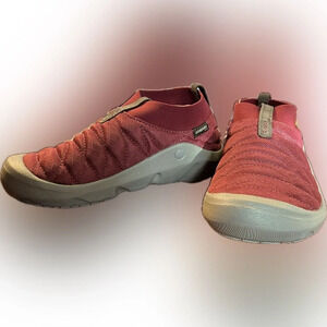 NWT Oboz Footwear Whakata Puffy Shooting Star (Burgundy) pull on moc, W8 in box